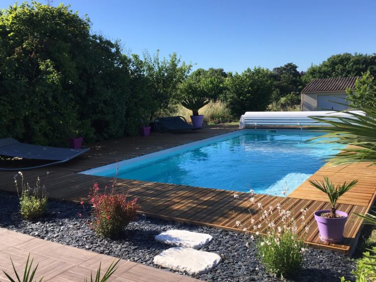 Piscine coque gris avec volet roulant